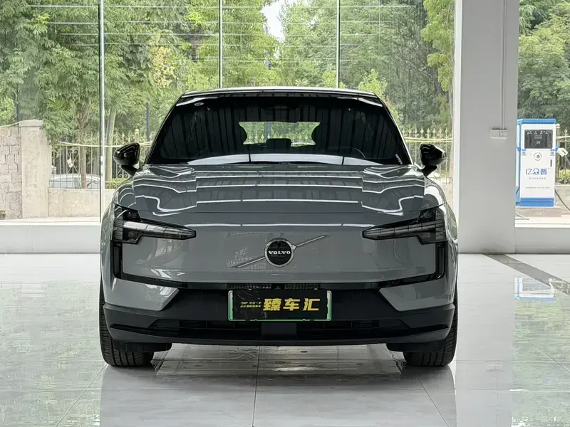 2025 Volvo EX30 с пробегом 100 км