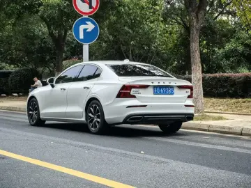 2022 Volvo S60 с пробегом 50 000 км
