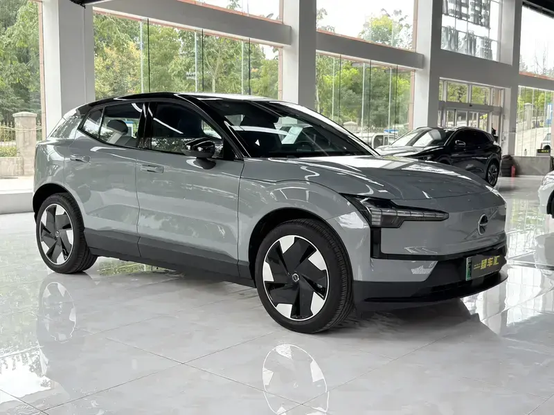 2025 Volvo EX30 с пробегом 100 км