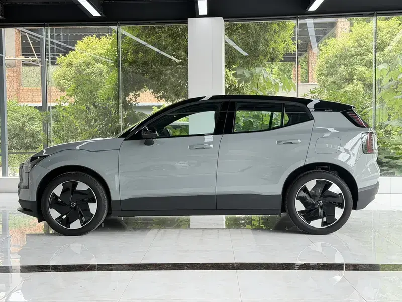 2025 Volvo EX30 с пробегом 100 км