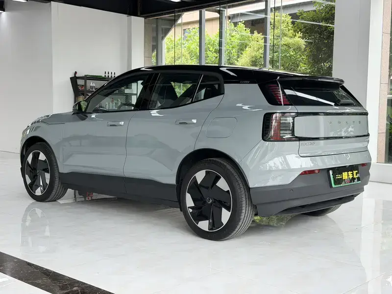 2025 Volvo EX30 с пробегом 100 км