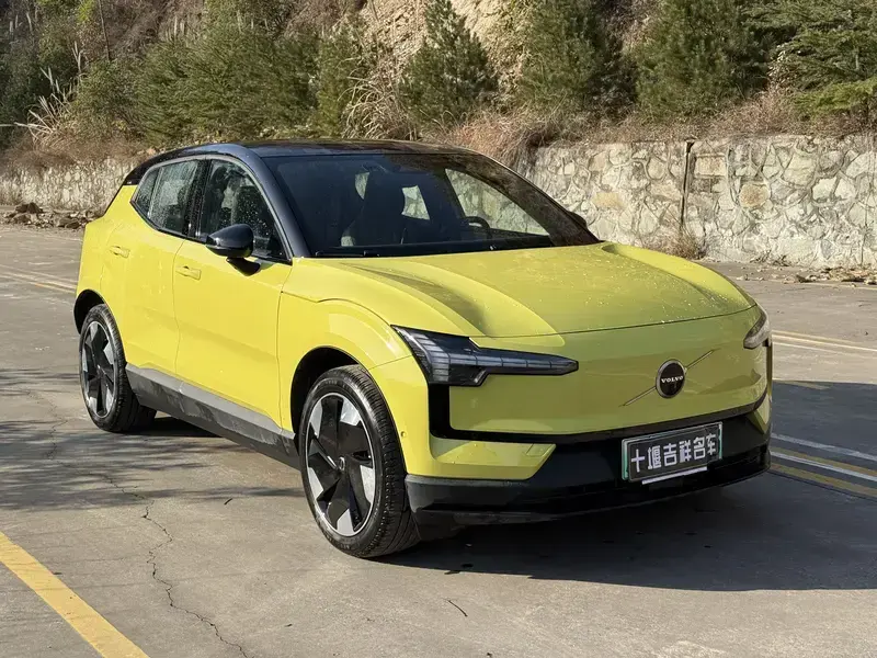 2025 Volvo EX30 с пробегом 26 000 км