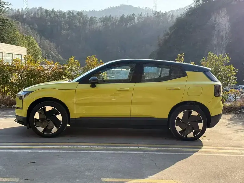 2025 Volvo EX30 с пробегом 26 000 км