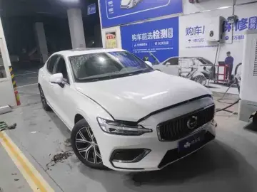 2025 Volvo S60 с пробегом 32 000 км