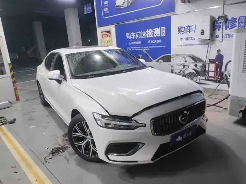 2025 Volvo S60 с пробегом 32 000 км