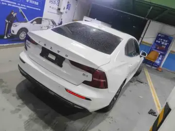 2025 Volvo S60 с пробегом 32 000 км