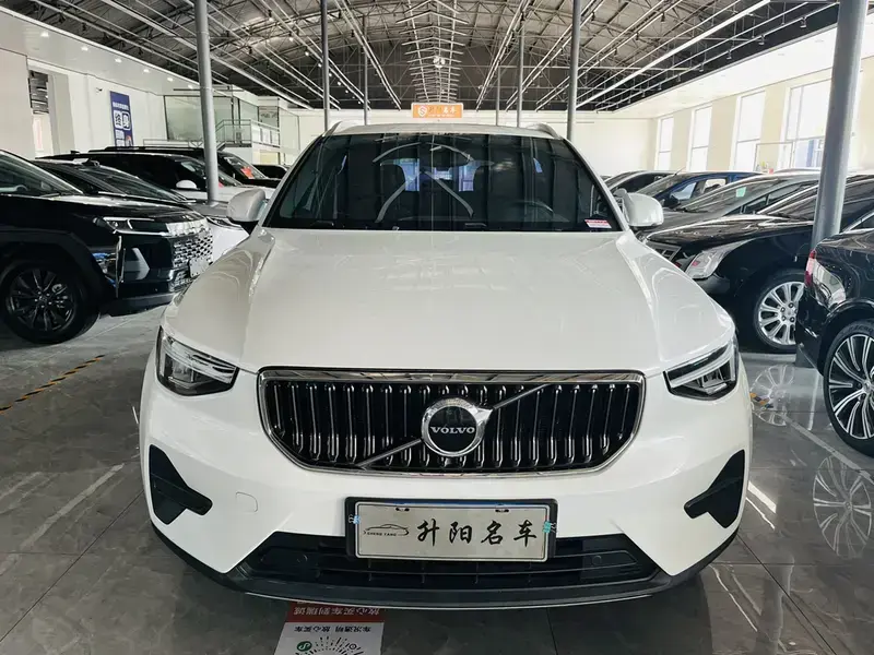 2024 Volvo XC40 с пробегом 77 000 км