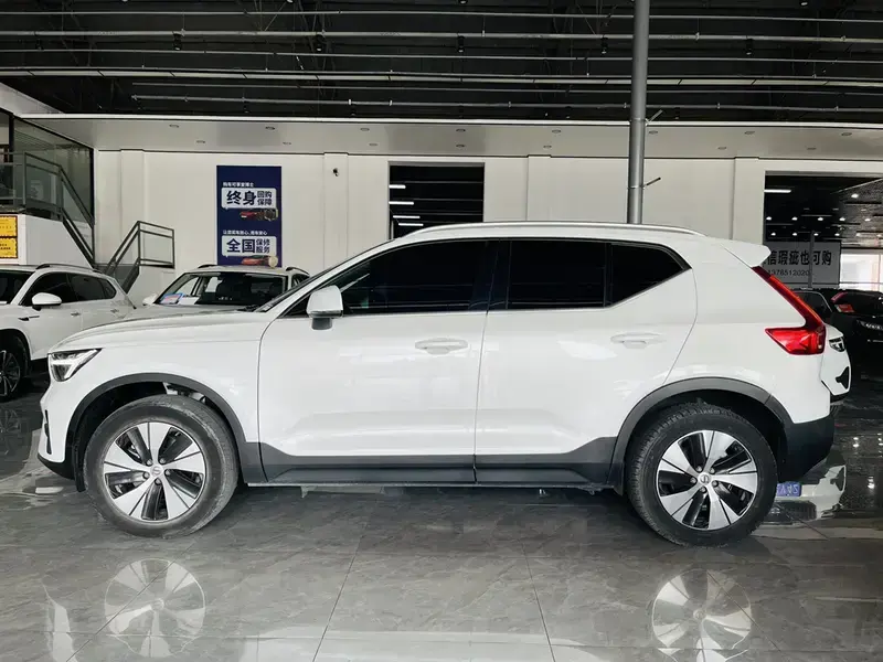 2024 Volvo XC40 с пробегом 77 000 км