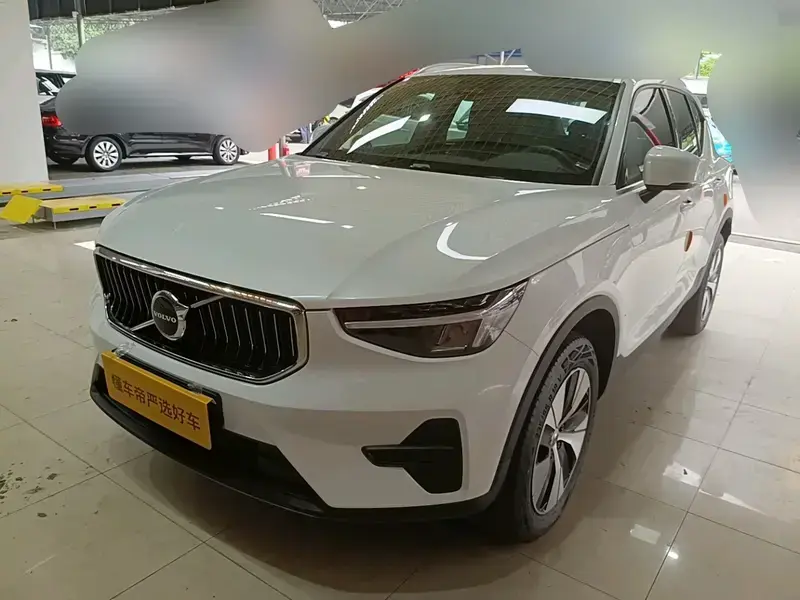 2024 Volvo XC40 с пробегом 74 900 км