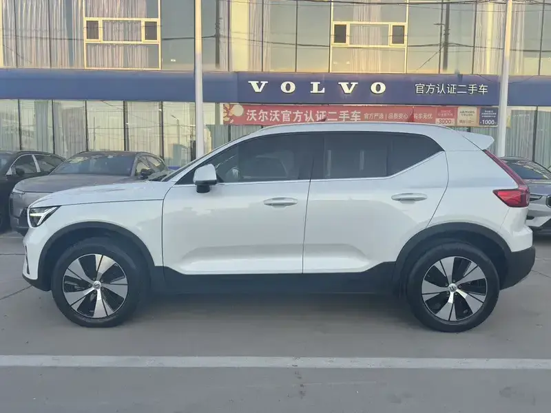 2024 Volvo XC40 с пробегом 64 000 км