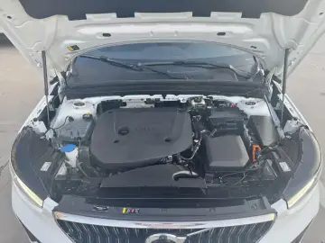2024 Volvo XC40 с пробегом 64 000 км