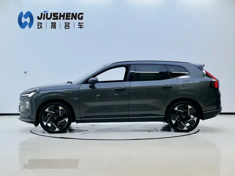 2026 Volvo XC70 с пробегом 13 000 км