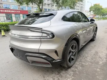 2025 Xiaomi YU7 с пробегом 1 700 км