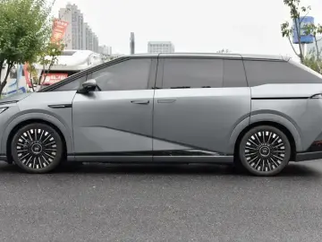 2025 Xpeng X9 с пробегом 36 900 км