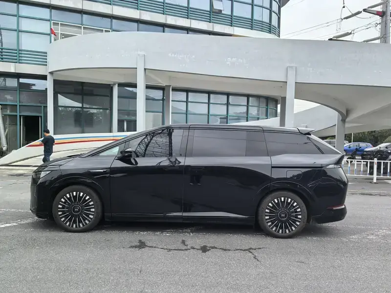 2026 Xpeng X9 с пробегом 9 000 км