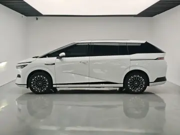 2025 Xpeng X9 с пробегом 16 900 км