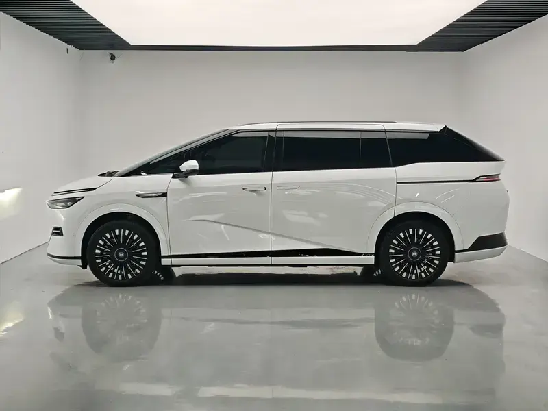 2025 Xpeng X9 с пробегом 16 900 км