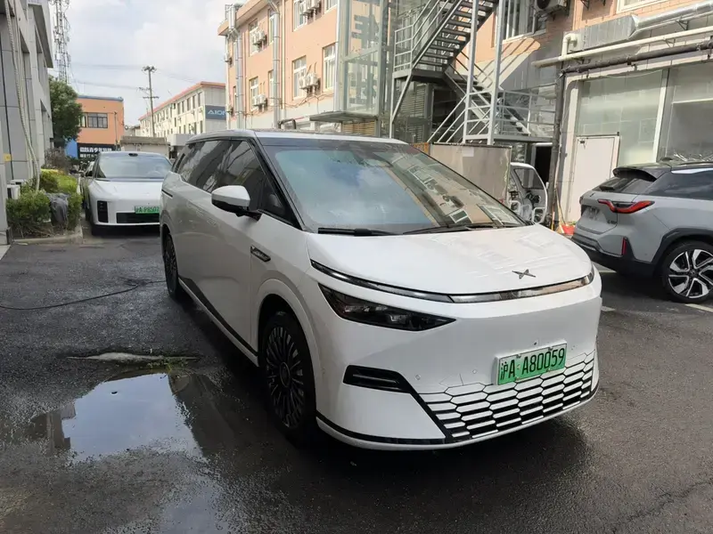 2025 Xpeng X9 с пробегом 16 800 км