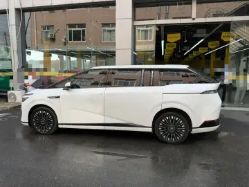 2025 Xpeng X9 с пробегом 16 800 км