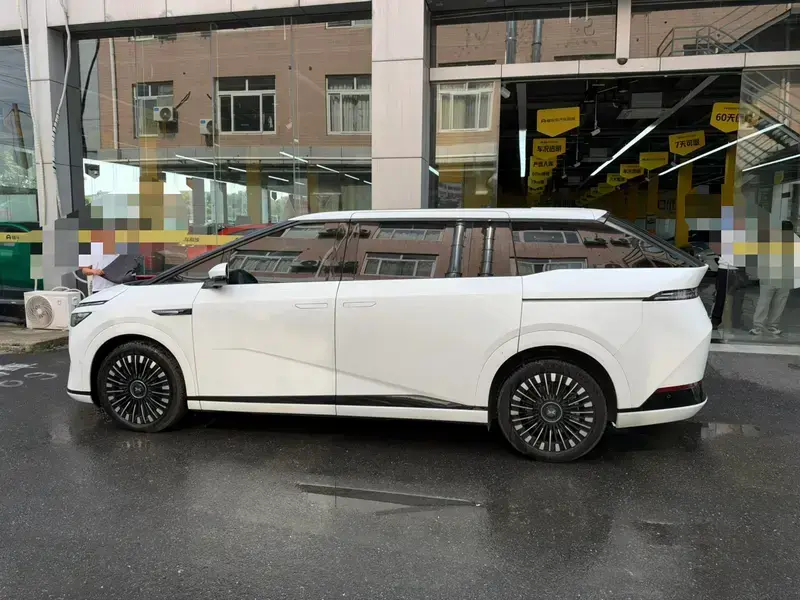 2025 Xpeng X9 с пробегом 16 800 км