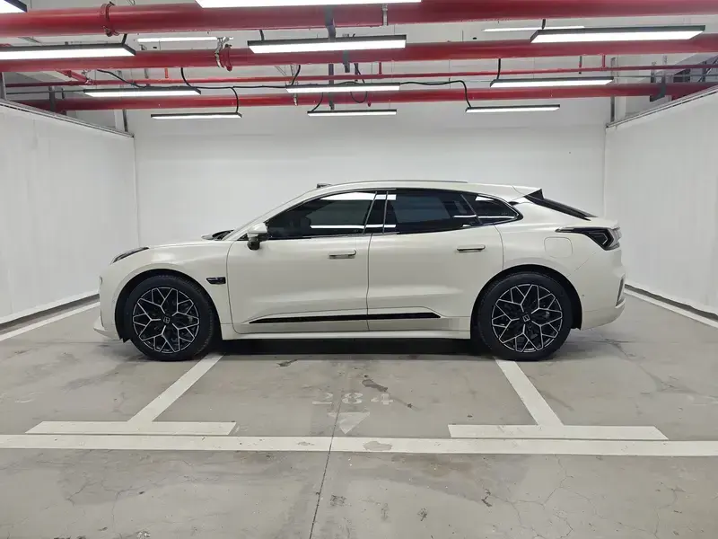 2025 Zeekr 001 с пробегом 48 500 км