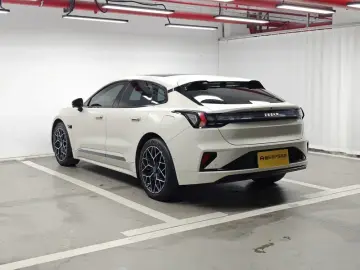 2025 Zeekr 001 с пробегом 48 500 км