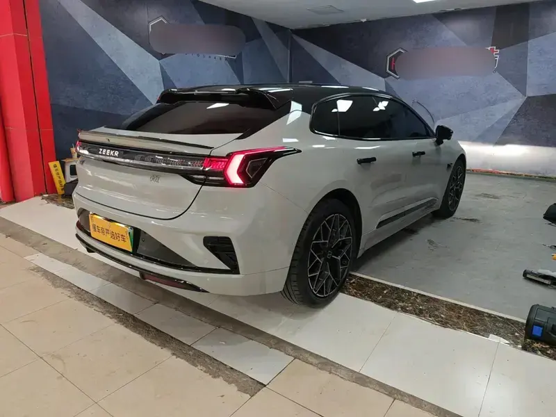 2026 Zeekr 001 с пробегом 10 800 км