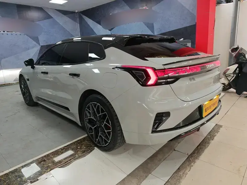 2026 Zeekr 001 с пробегом 10 800 км