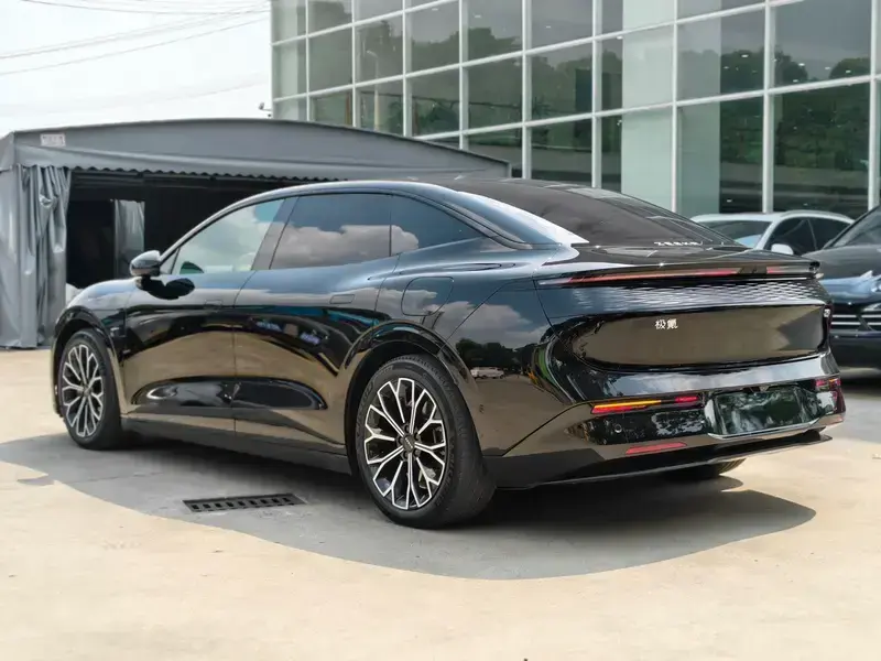 2025 Zeekr 007 с пробегом 83 000 км