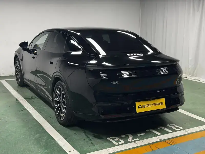 2025 Zeekr 007 с пробегом 16 000 км