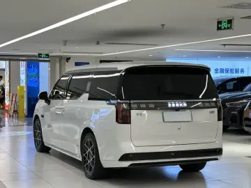 2024 Zeekr 009 с пробегом 45 000 км