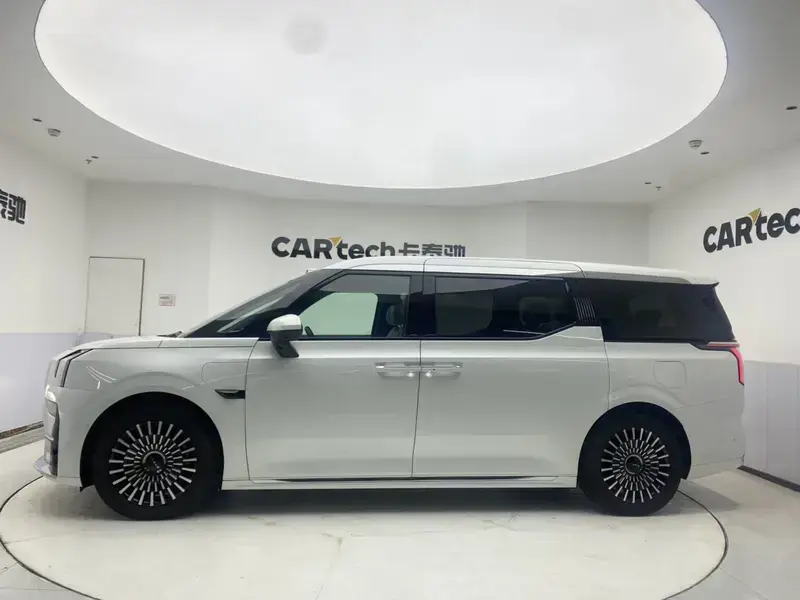 2024 Zeekr 009 с пробегом 12 100 км