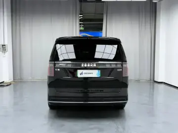 2024 Zeekr 009 с пробегом 26 000 км