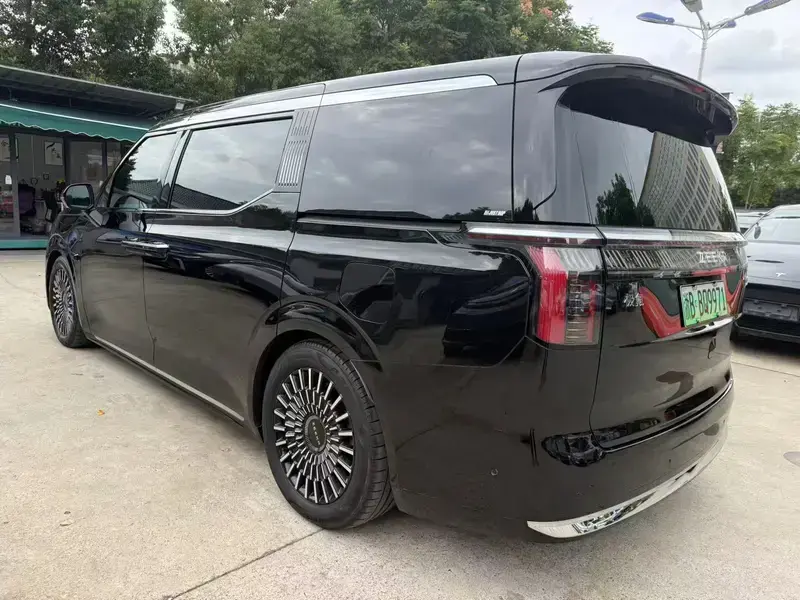 2024 Zeekr 009 с пробегом 89 000 км
