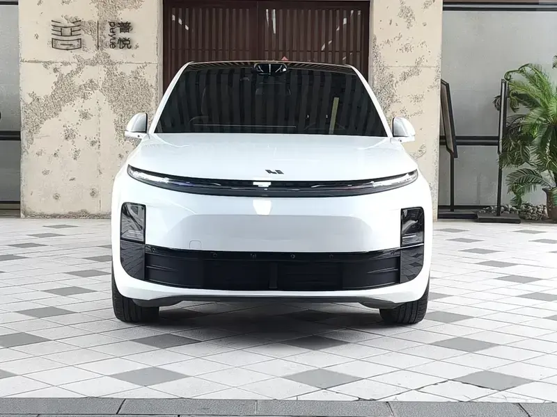 2025 Li Auto (Lixiang) L6 с пробегом 16 000 км