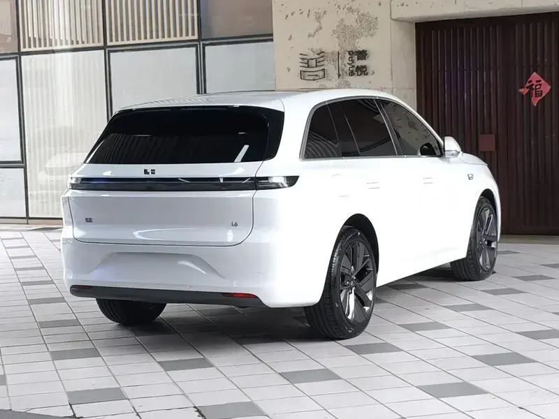 2025 Li Auto (Lixiang) L6 с пробегом 16 000 км