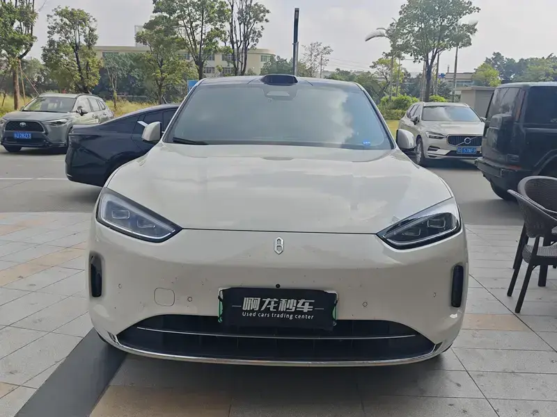 2025 Aito M5 с пробегом 8 000 км