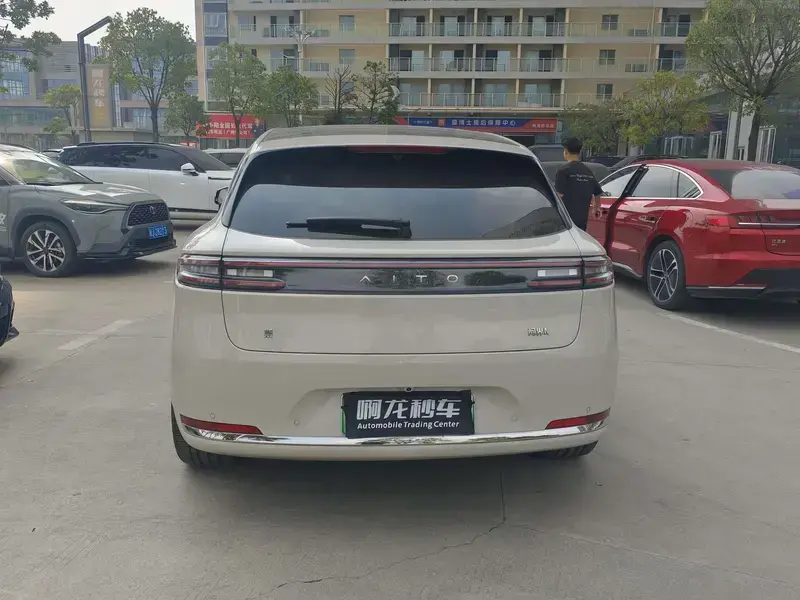 2025 Aito M5 с пробегом 8 000 км