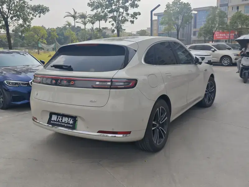 2025 Aito M5 с пробегом 8 000 км