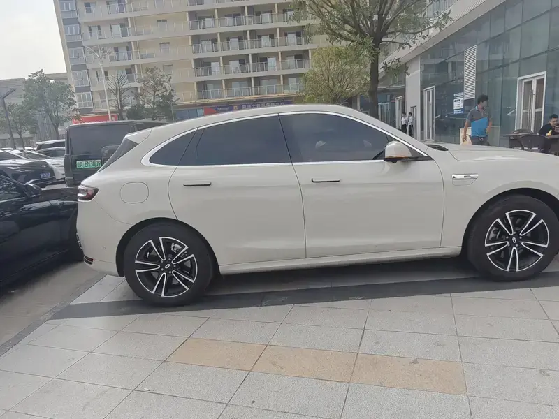 2025 Aito M5 с пробегом 8 000 км
