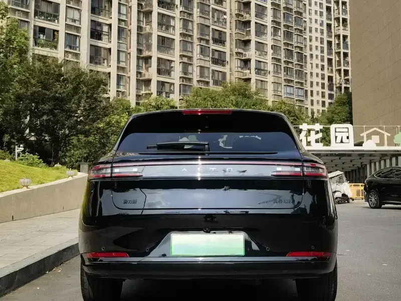 2025 Aito M5 с пробегом 11 000 км