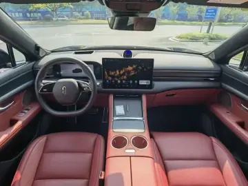 2025 Aito M5 с пробегом 11 000 км