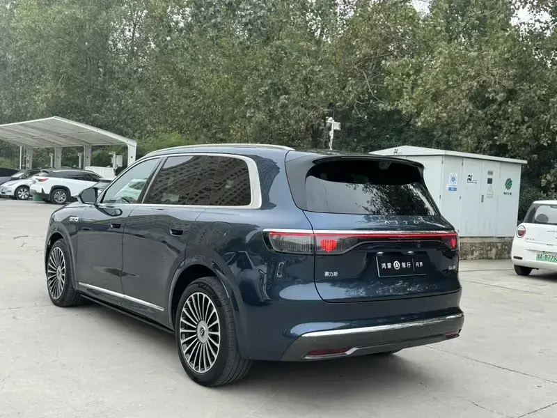 2025 Aito M8 с пробегом 25 000 км