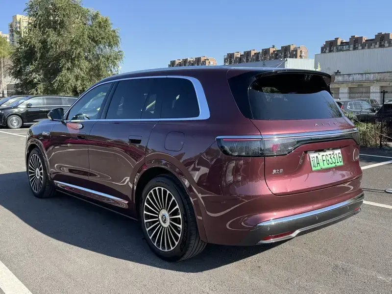 2025 Aito M8 с пробегом 10 000 км