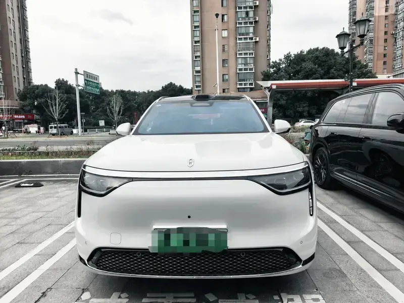 2025 Aito M8 с пробегом 15 000 км