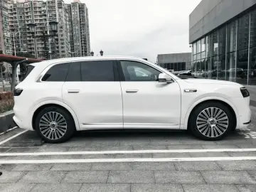 2025 Aito M8 с пробегом 15 000 км