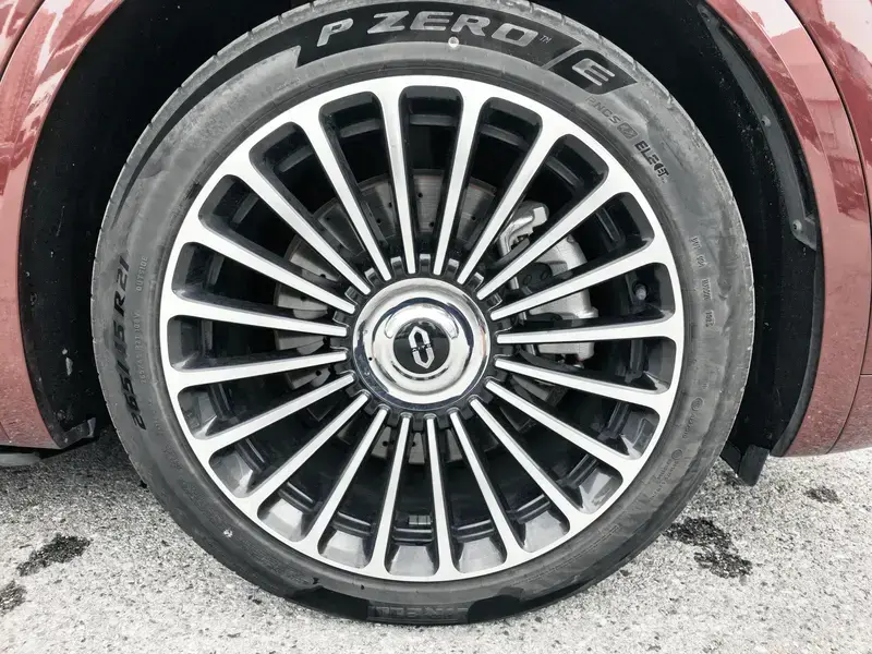 2025 Aito M8 с пробегом 33 000 км