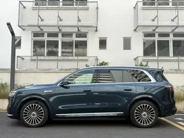 2025 Aito M8 с пробегом 18 000 км