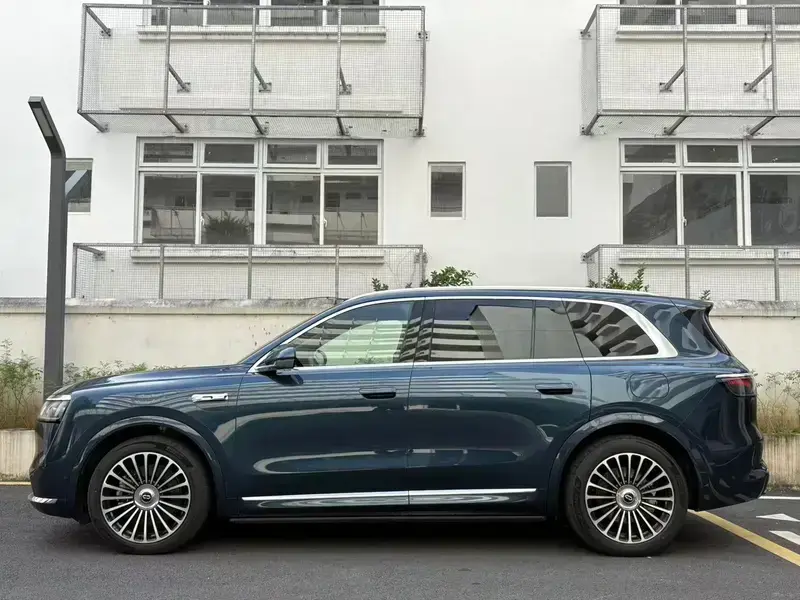 2025 Aito M8 с пробегом 18 000 км