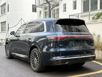 2025 Aito M8 с пробегом 18 000 км